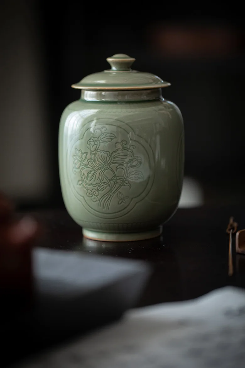 Comparación visual de urna cerámica vs metálica sobre una mesa de madera