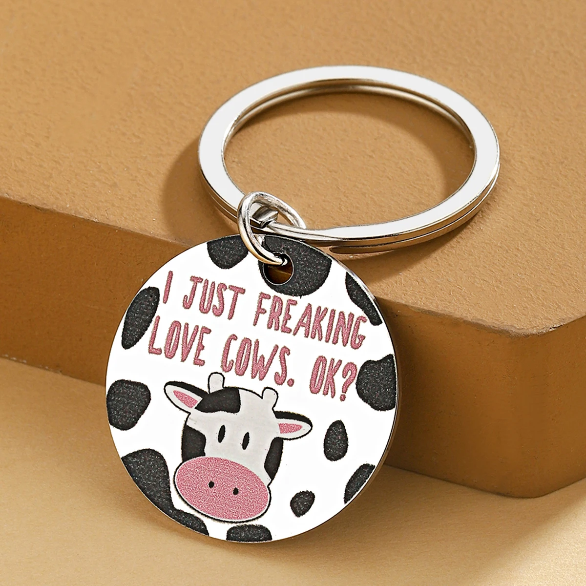 Llavero de vacas de acero inoxidable mostrando el estampado frontal