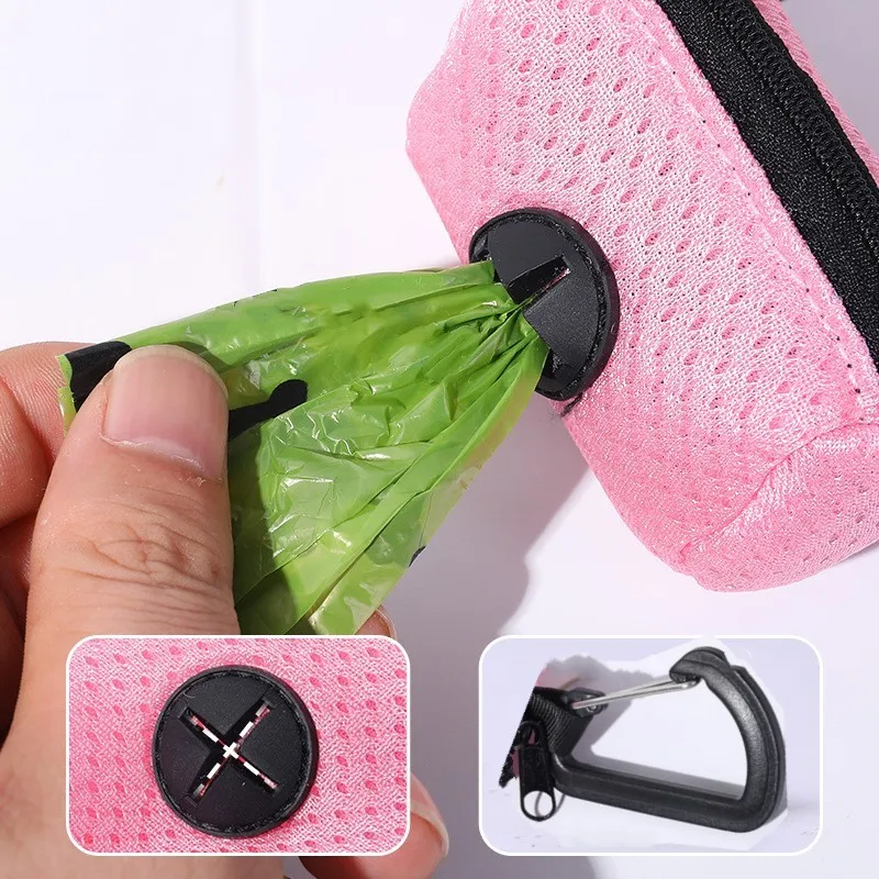 Dispensador de bolsas en uso durante paseo