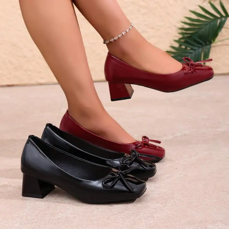 Detalle del lazo en el empeine y punta cuadrada del zapato