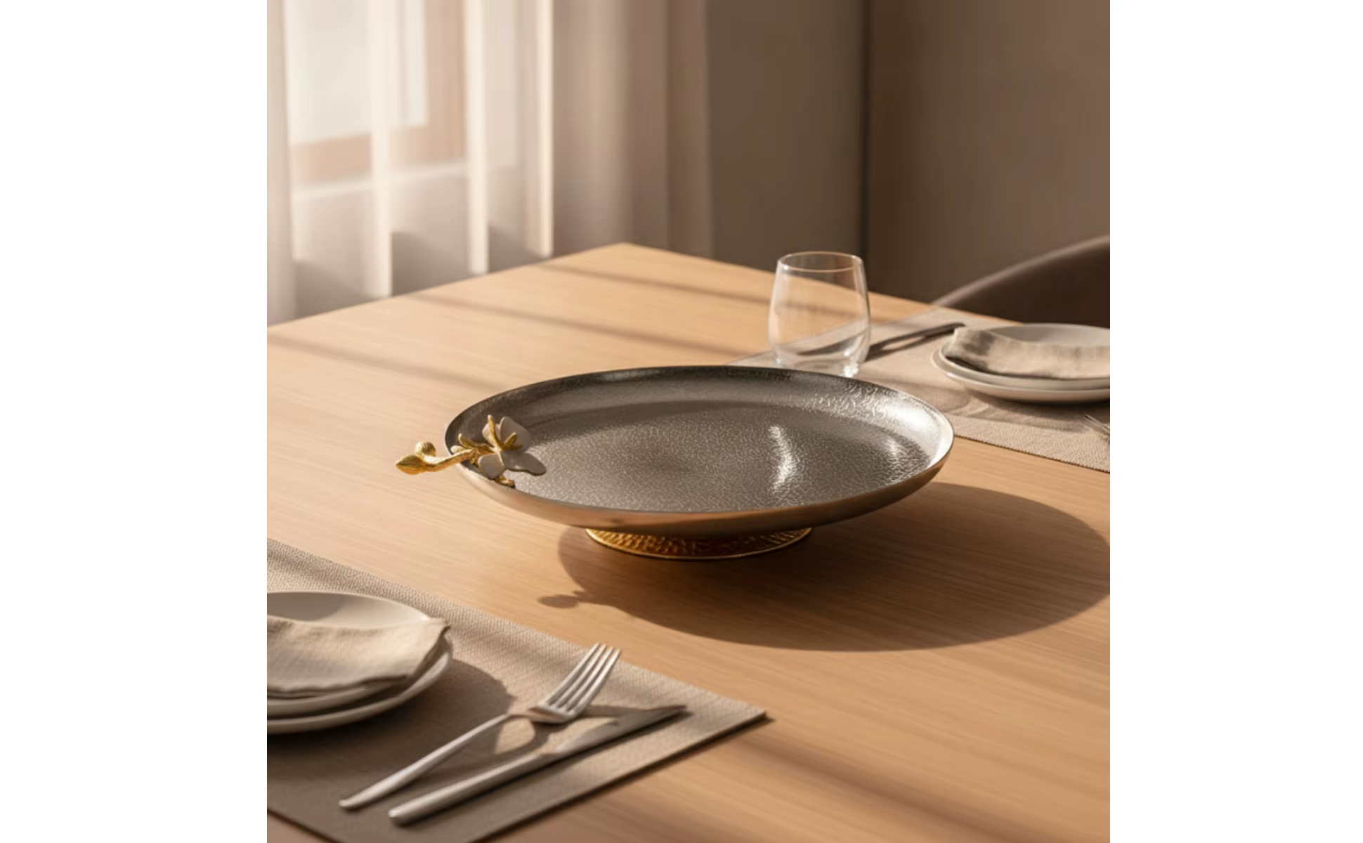 Bandeja colocada en mesa decorada