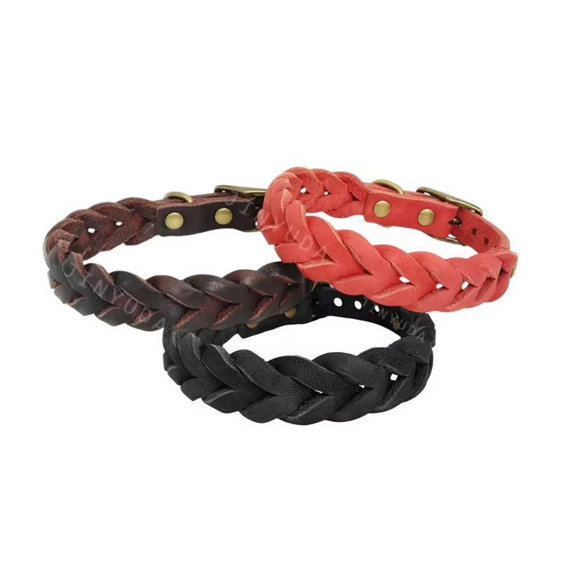 Collar de cuero tejido a mano
