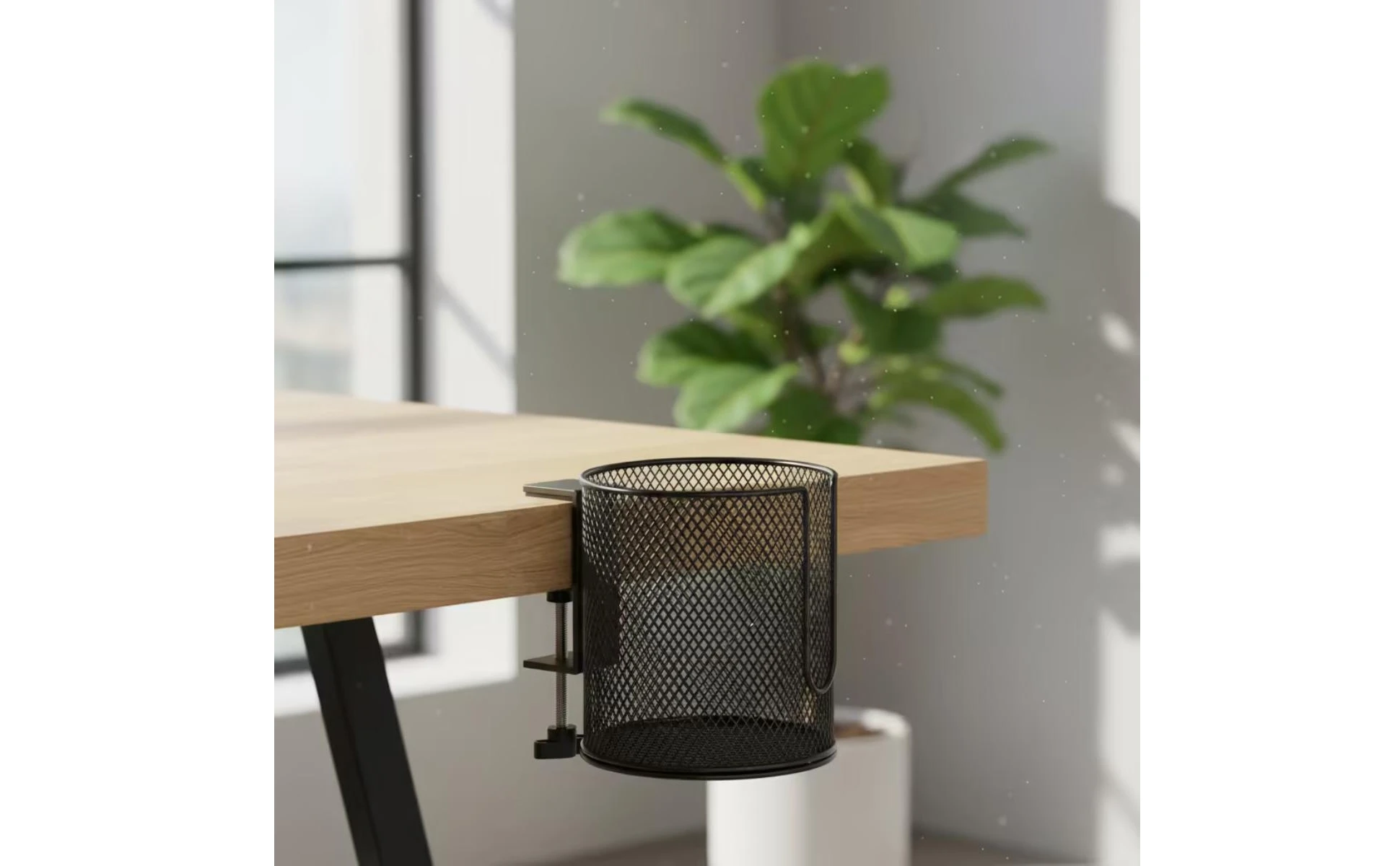 Portavasos con abrazadera instalado en borde de mesa de oficina