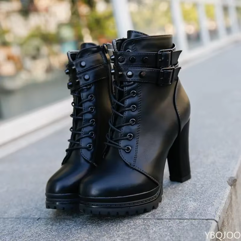 Detalle del diseño bordado y la puntera redonda de las botas