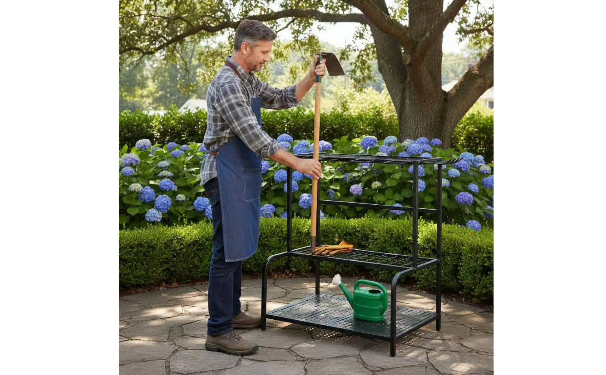 Estante metálico para herramientas de jardín con varios niveles
