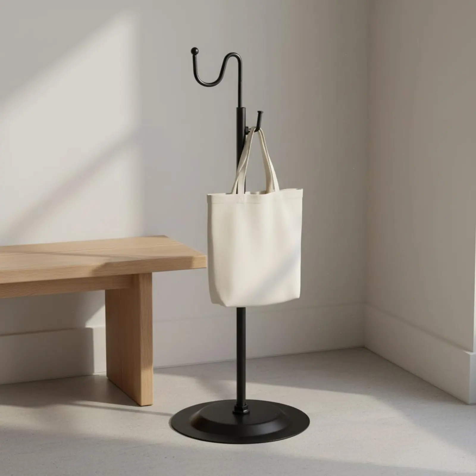 Exhibidor de bolsos con soporte metálico estable para comercios