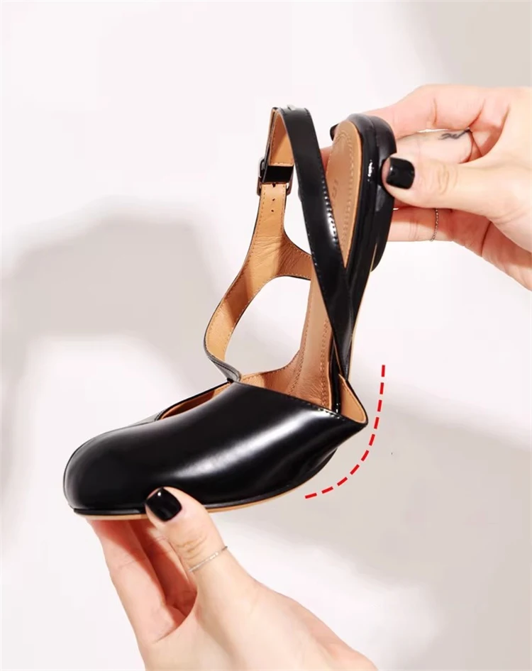 Sandalias Tabi en color negro con tira trasera