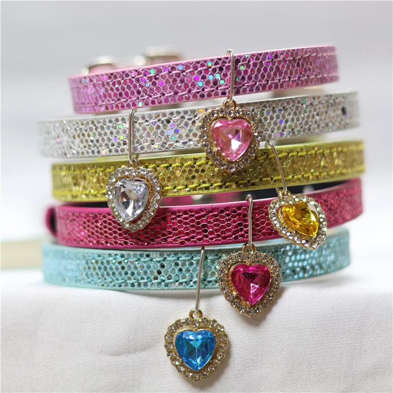Collar de cuero suave con corazón de cristal en detalle