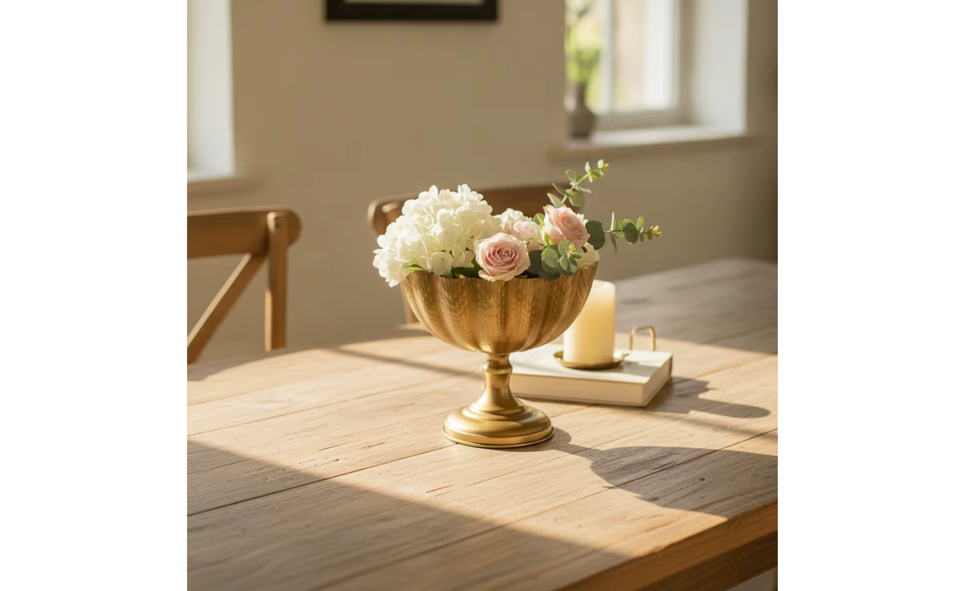 Jarrón dorado como centro de mesa con flores