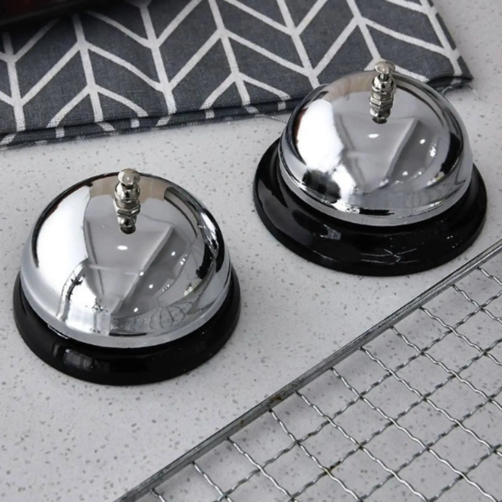 Timbre de mesa en acero inoxidable con base pesada para entornos profesionales