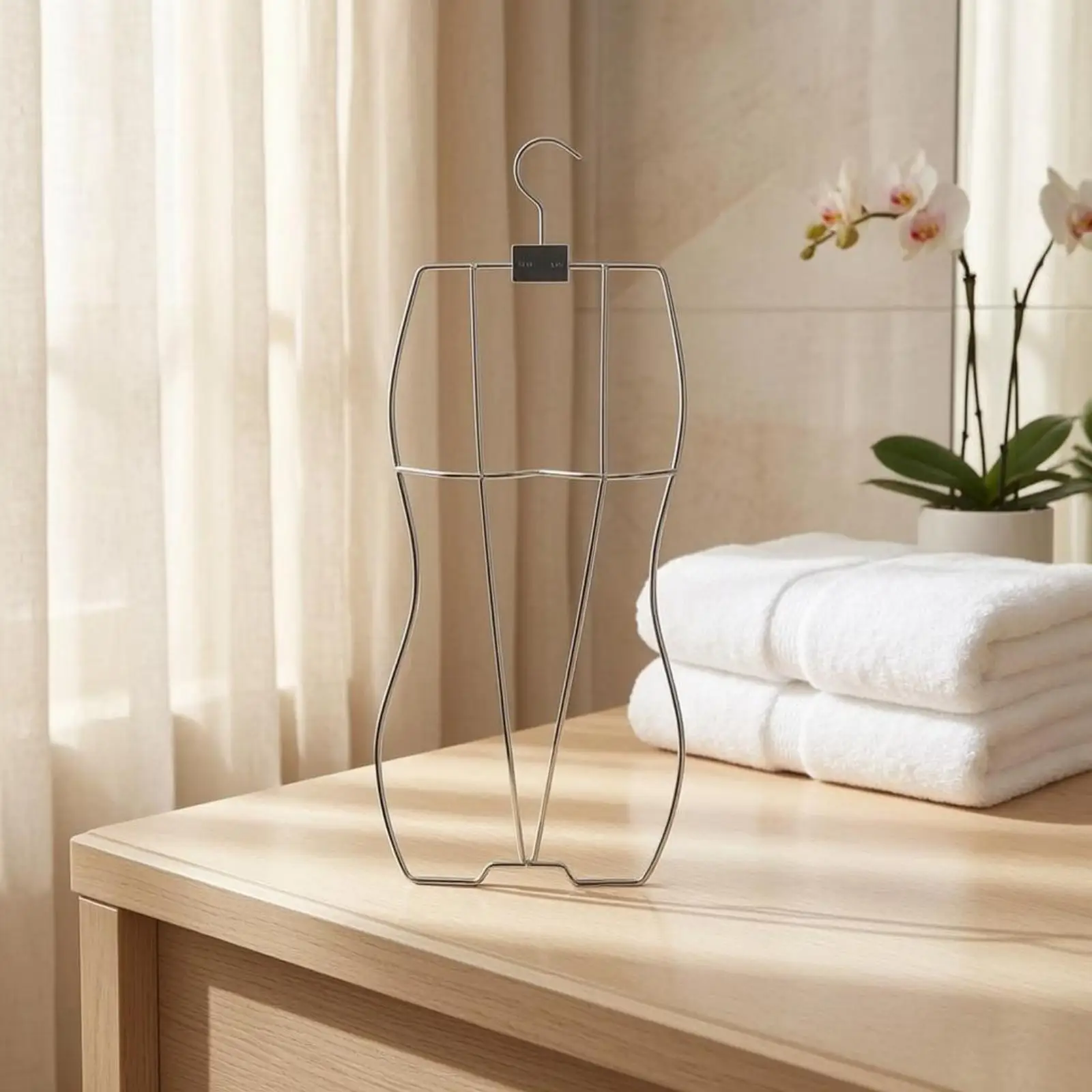 Vista lateral de la percha contorneada para trajes de baño