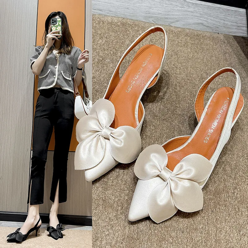 Sandalias TULX puestas con un vestido de fiesta rojo