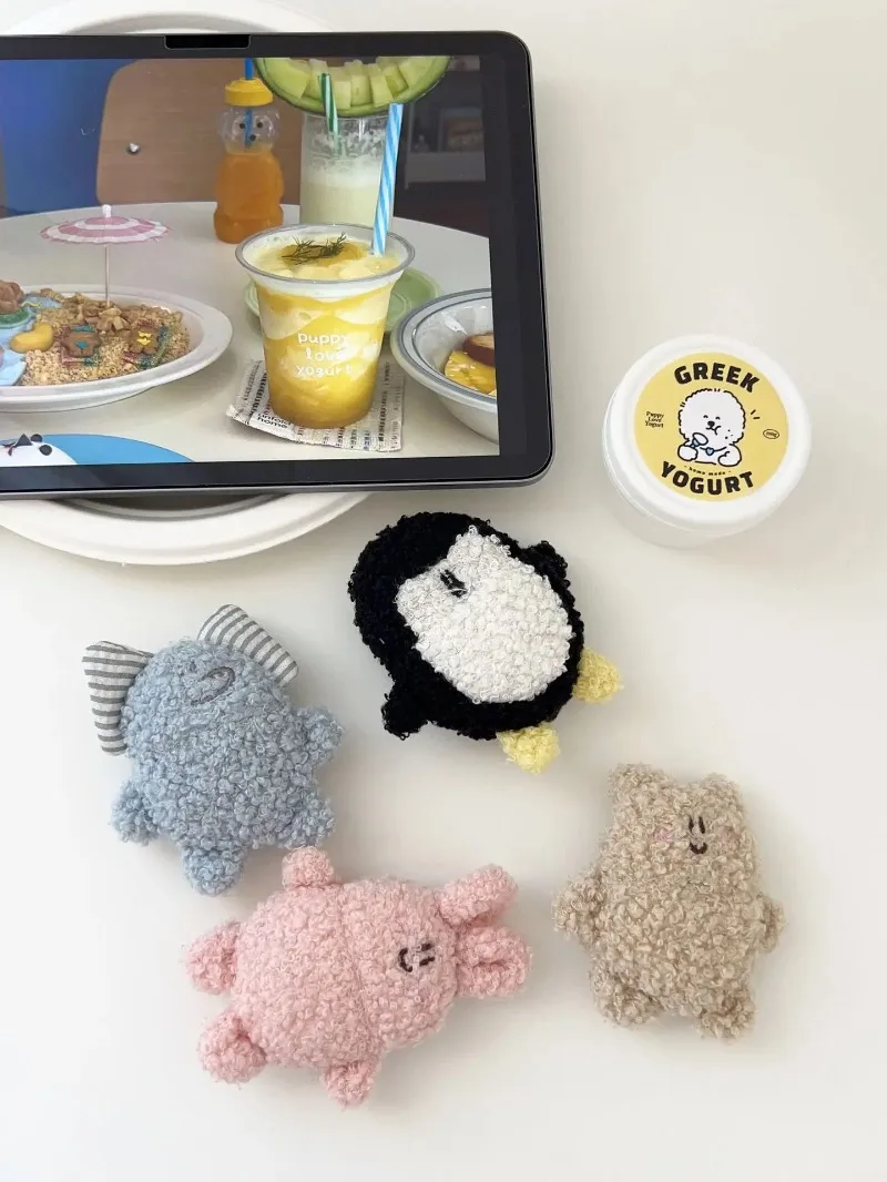 Juguete de peluche con forma de animal y costuras visibles