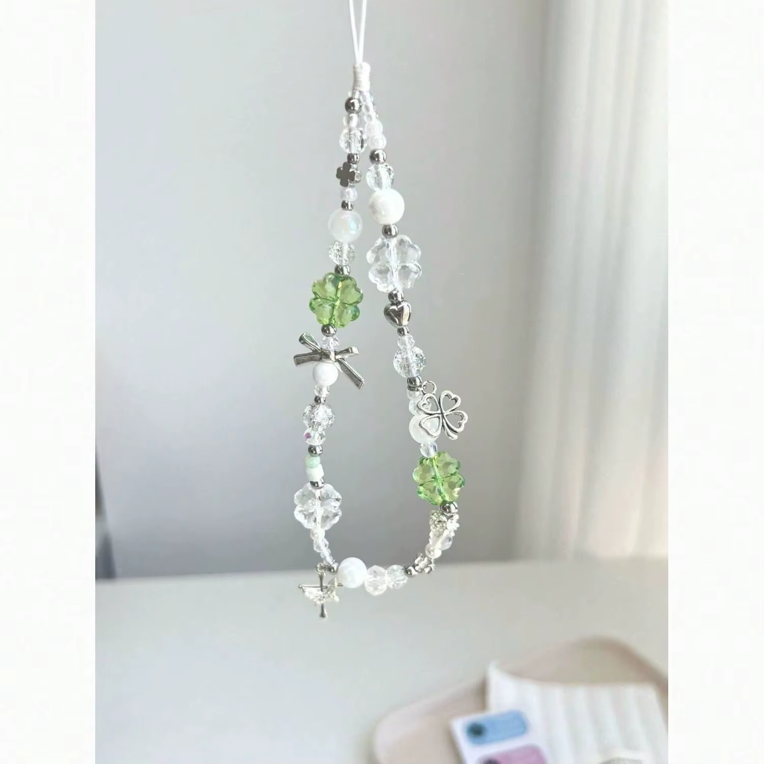 Cordón trébol cuatro hojas para móvil con cuentas rosas – Antipérdida y diseño kawaii - imagen 2