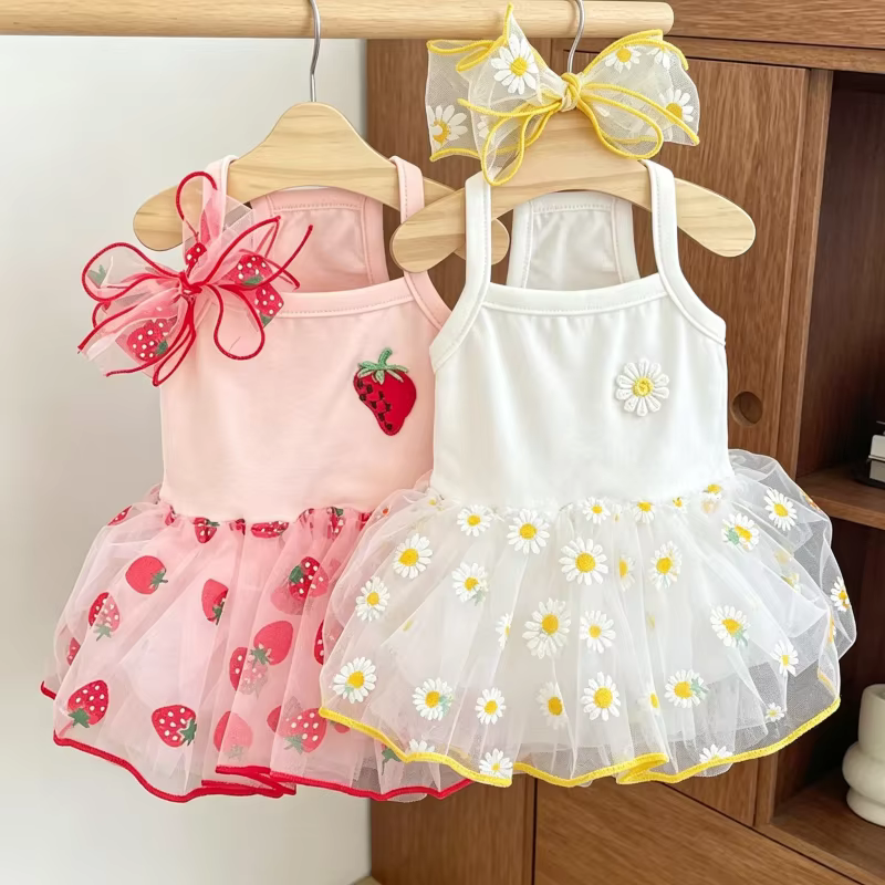 Vestido veraniego de fresa con tul y lazo para perros y gatos