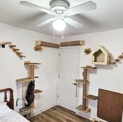 Árbol para gatos montado en la pared con rascador y cama suave