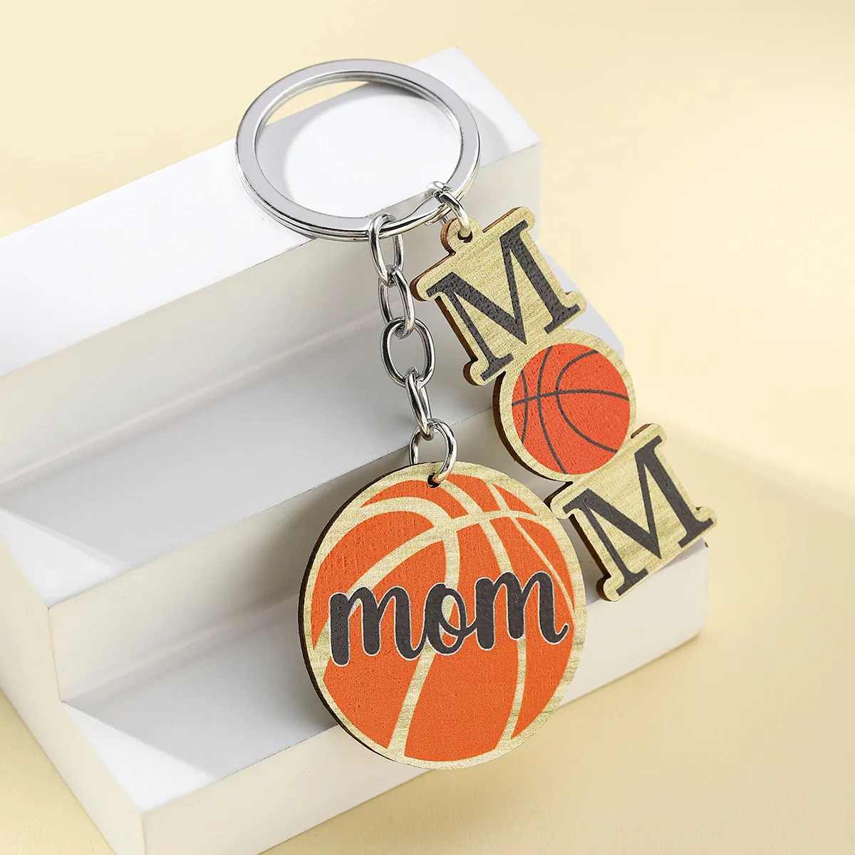 Llavero de madera con colgante baloncesto para coche y llaves - imagen 2