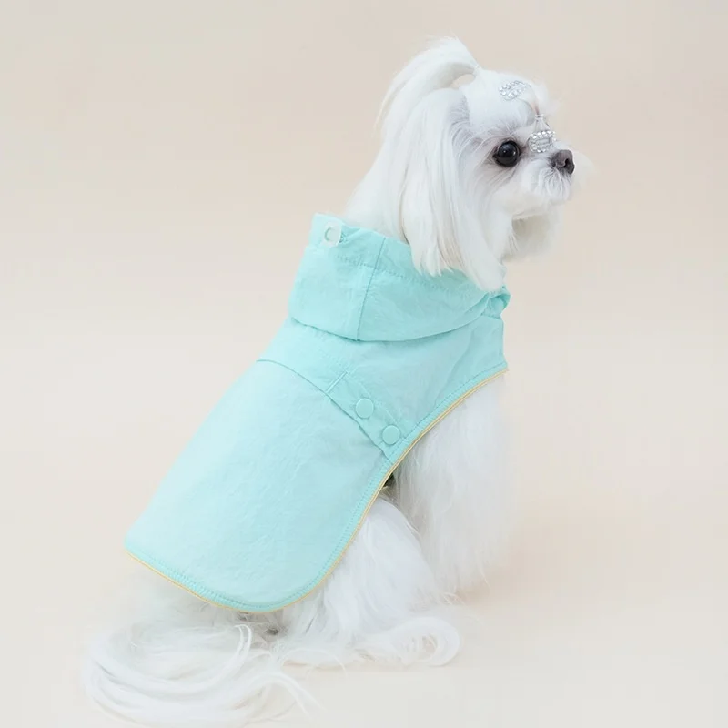 Vista lateral de la sudadera en perro pequeño