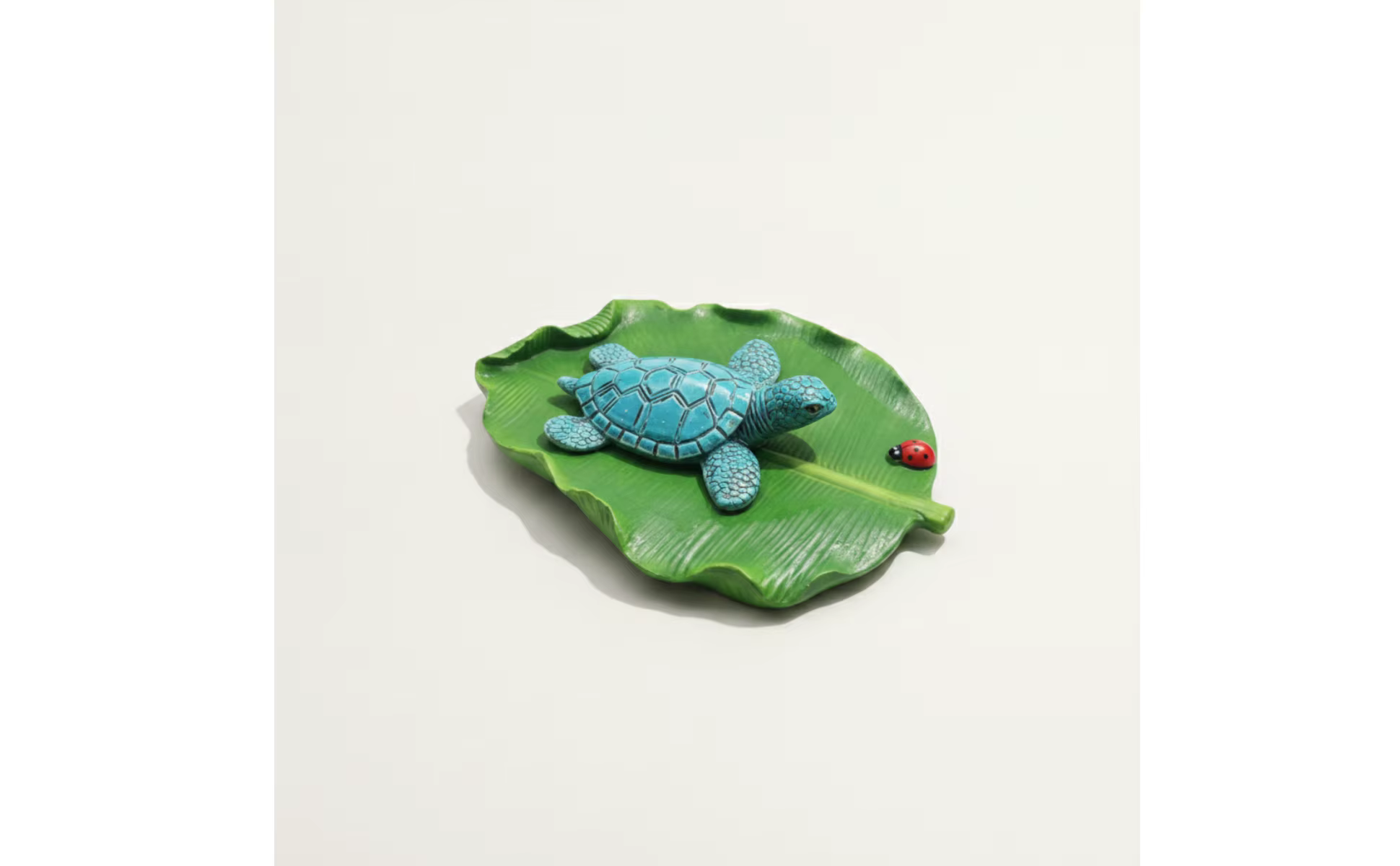 Tortuga flotante sobre hoja de loto en agua