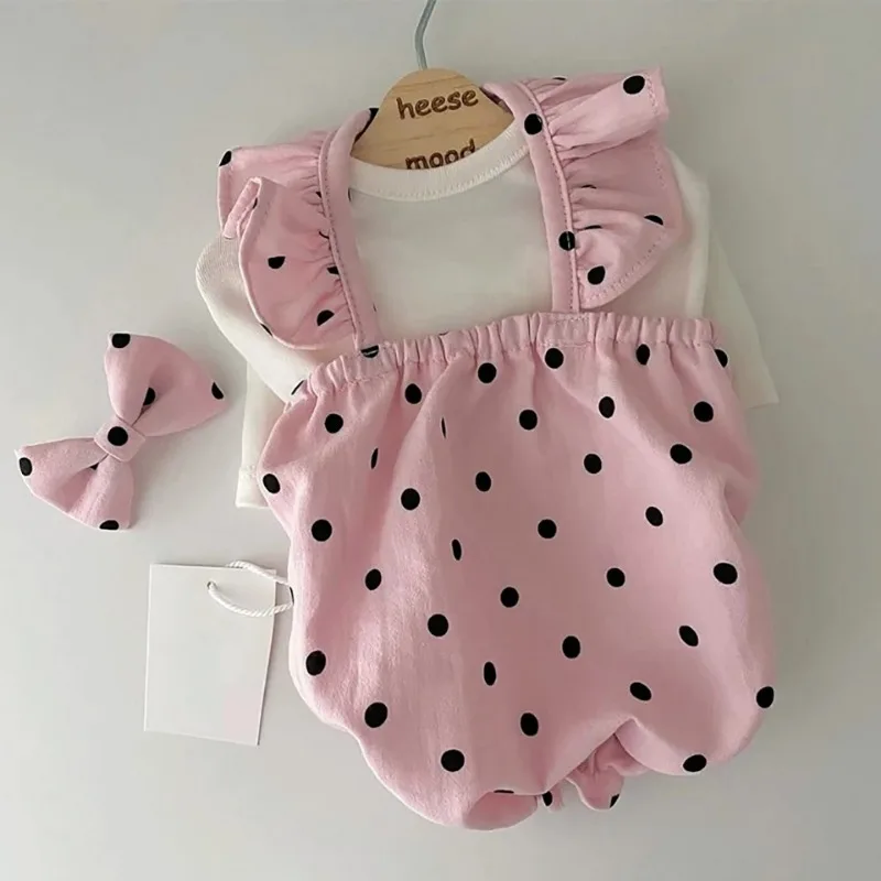 Feliz perro con vestido rosa