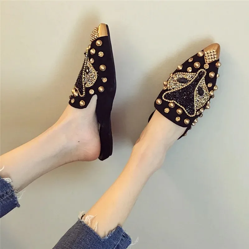 Zapatilla flashy para perro pequeño en uso