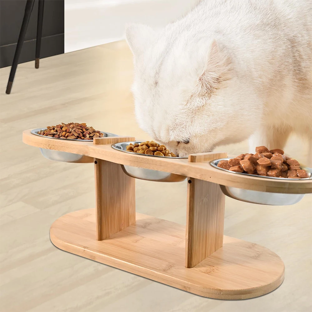 Tazones de acero inoxidable en soporte de madera