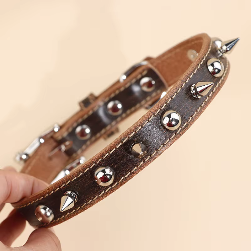 Collar de cuero para perro con púas antipinzamiento ajustable - imagen 5