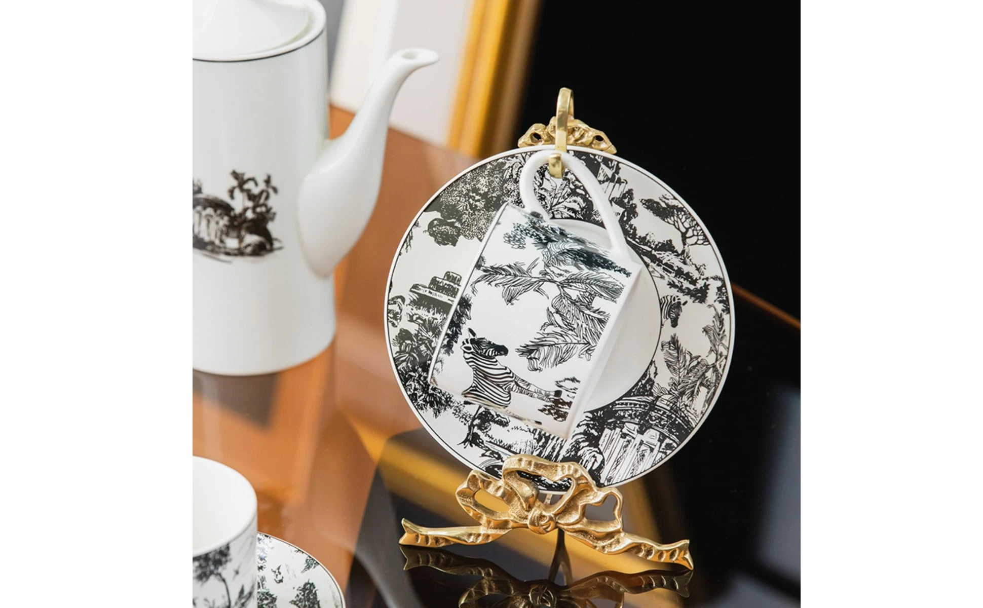 Porta tazas dorado con enfoque decorativo