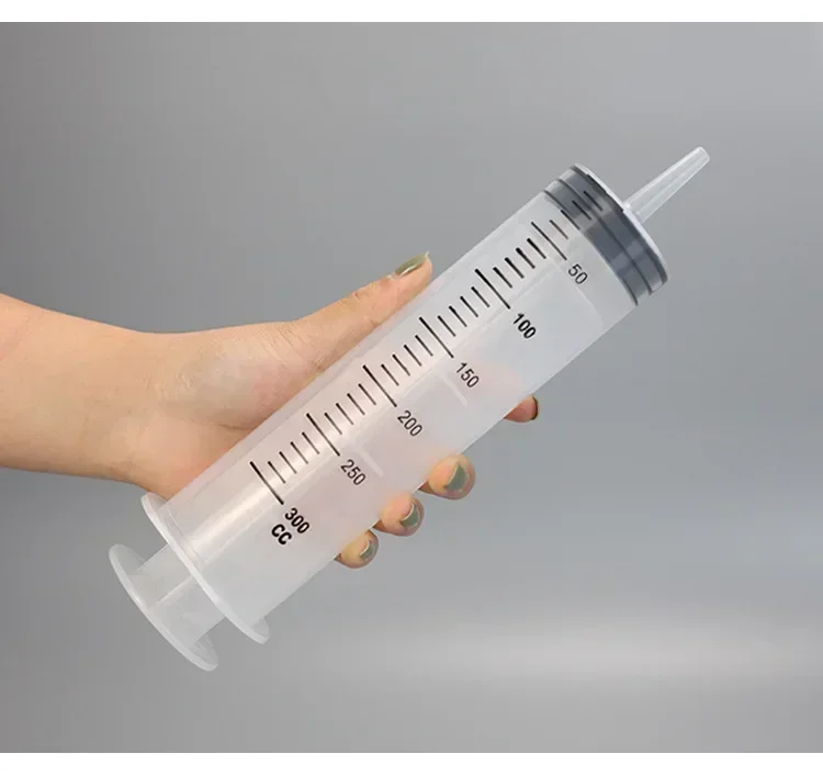 Jeringa de plástico transparente con graduaciones visibles para medición precisa