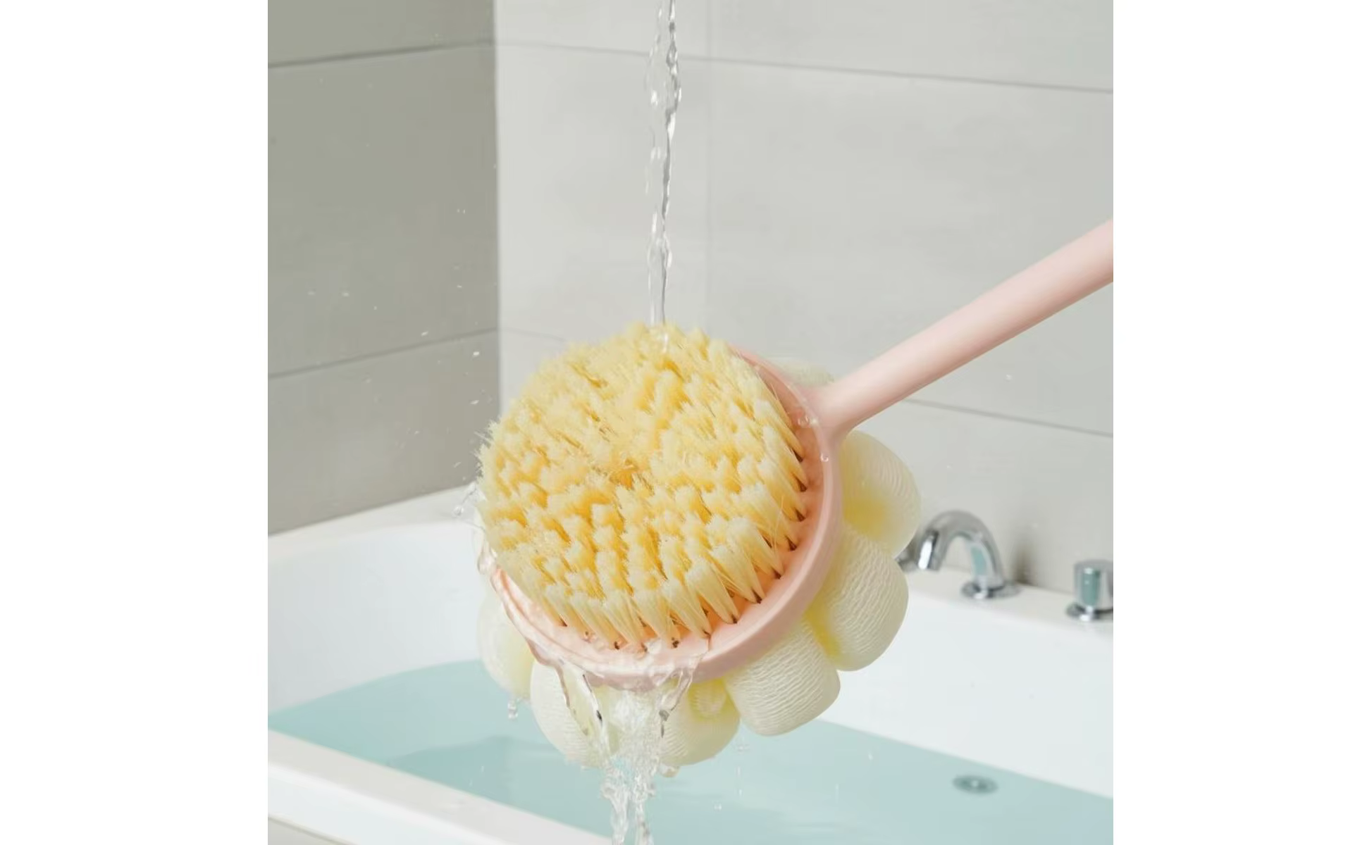 Mango ergonómico para un agarre firme durante el baño