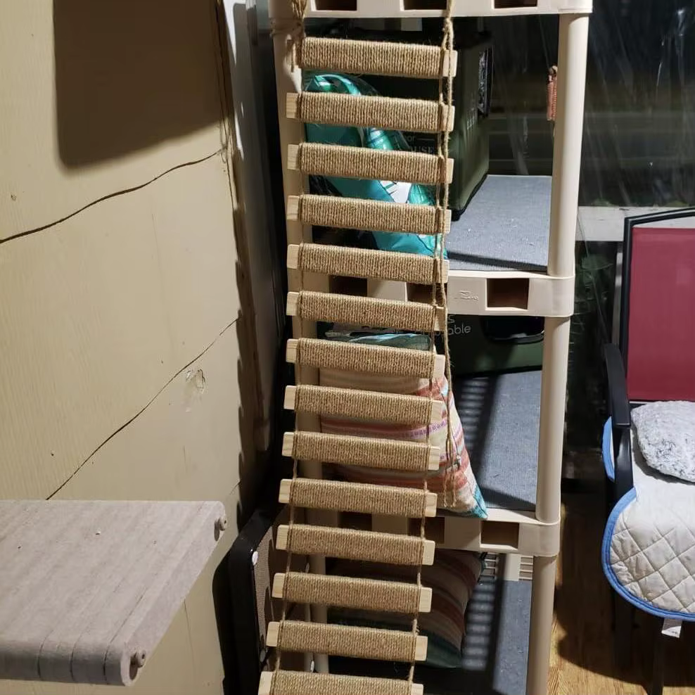 Rascador de pared de madera con sisal y escalera para gatos - imagen 3