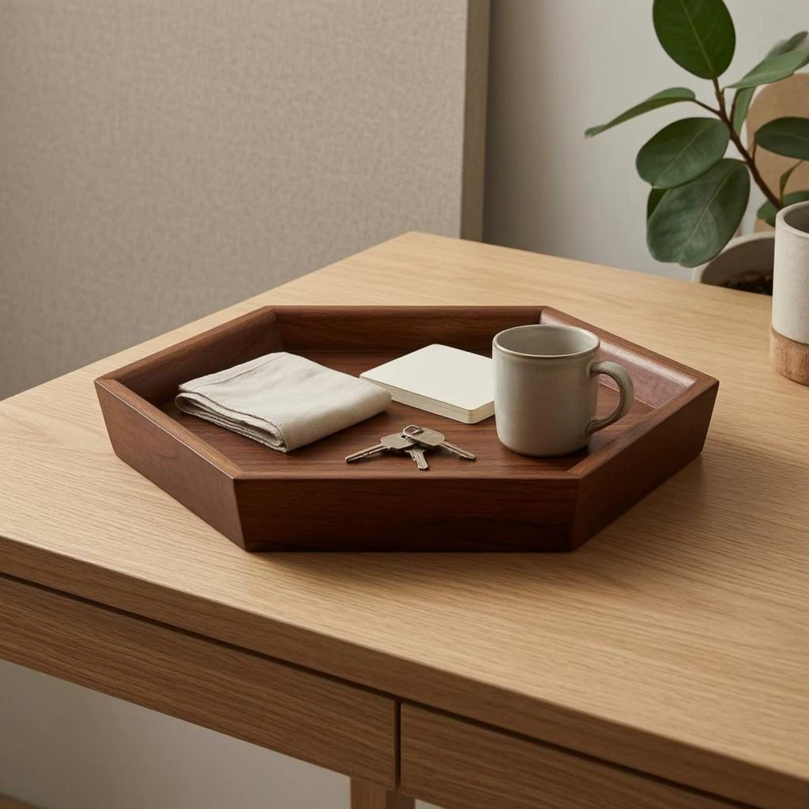 Bandeja de madera sobre mesa con ambiente acogedor
