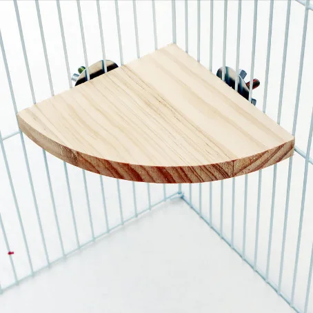 Plataforma de descanso en forma de abanico para pájaros vista frontal