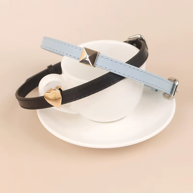 Collar de cuero para gato ajustable, suave, con dijes metálicos - imagen 4