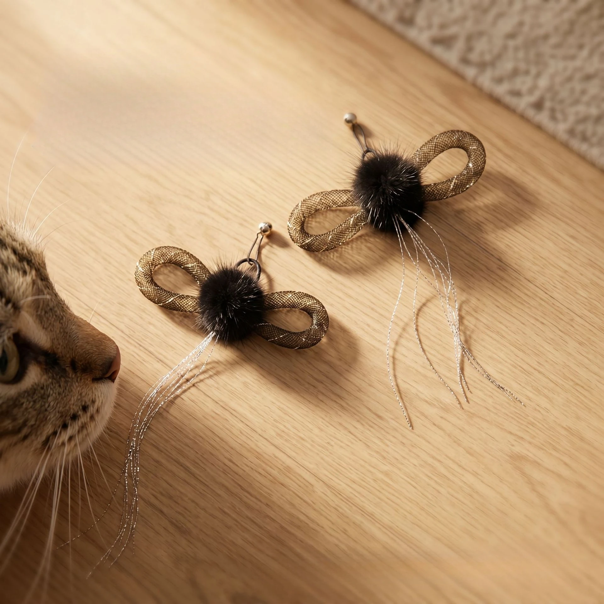 Juguete para gatos sobre superficie plana