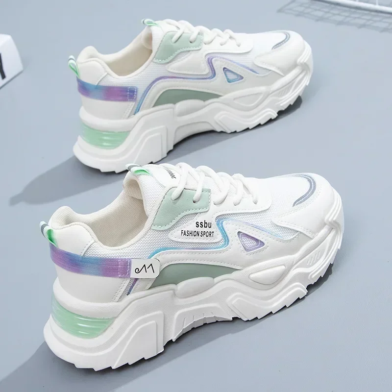 Zapatillas verdes con detalle del empeine