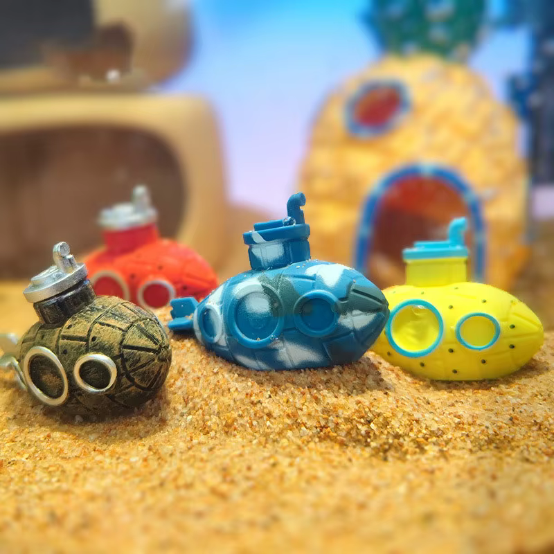 Submarino decorativo entre rocas y plantas