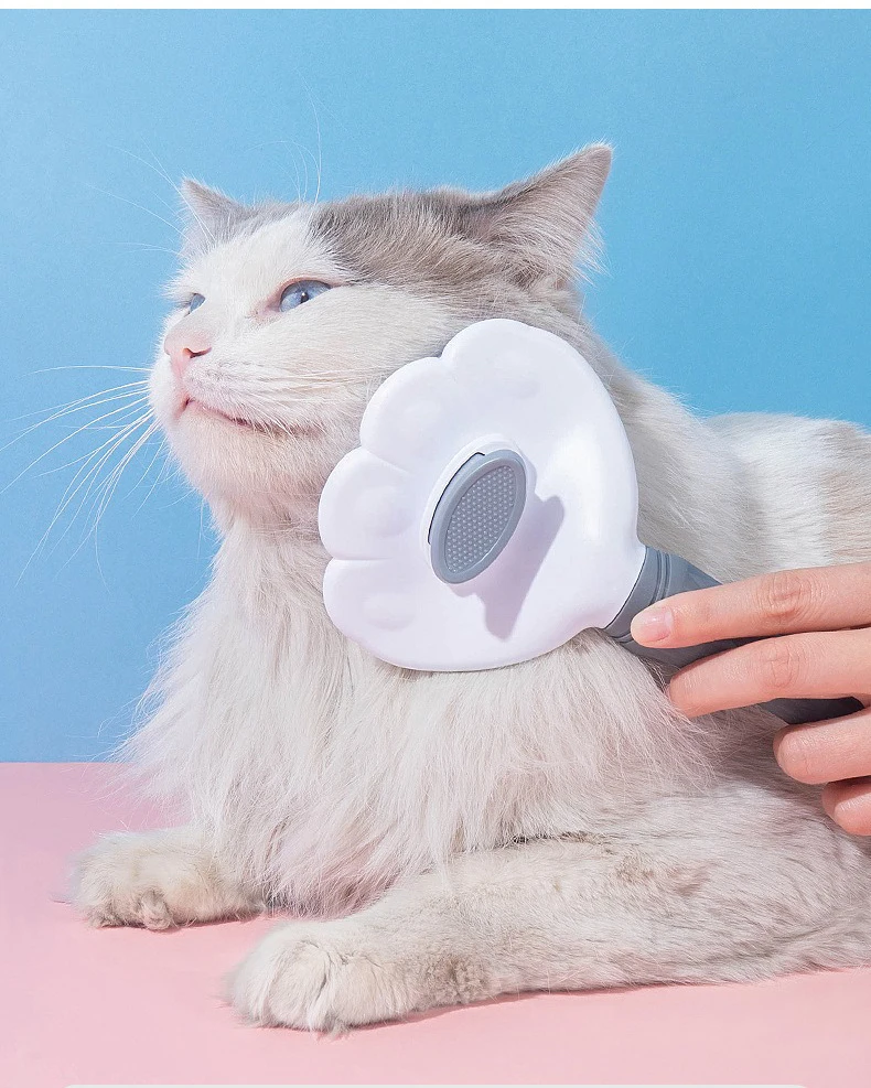 Cepillo removedor de pelo en uso sobre un gato de pelo largo