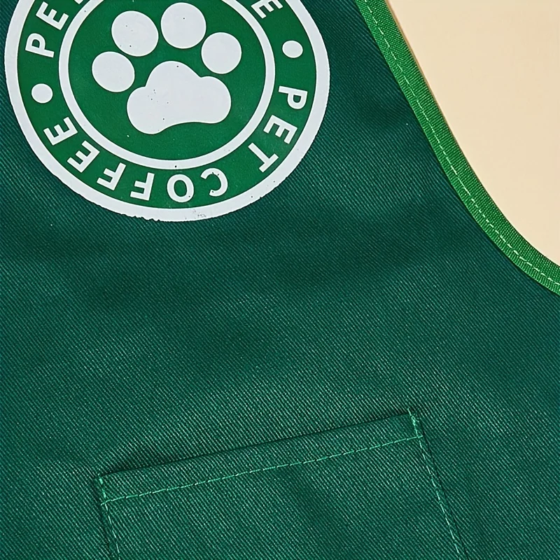 Delantal colgado en gancho junto a accesorios de baño para perro