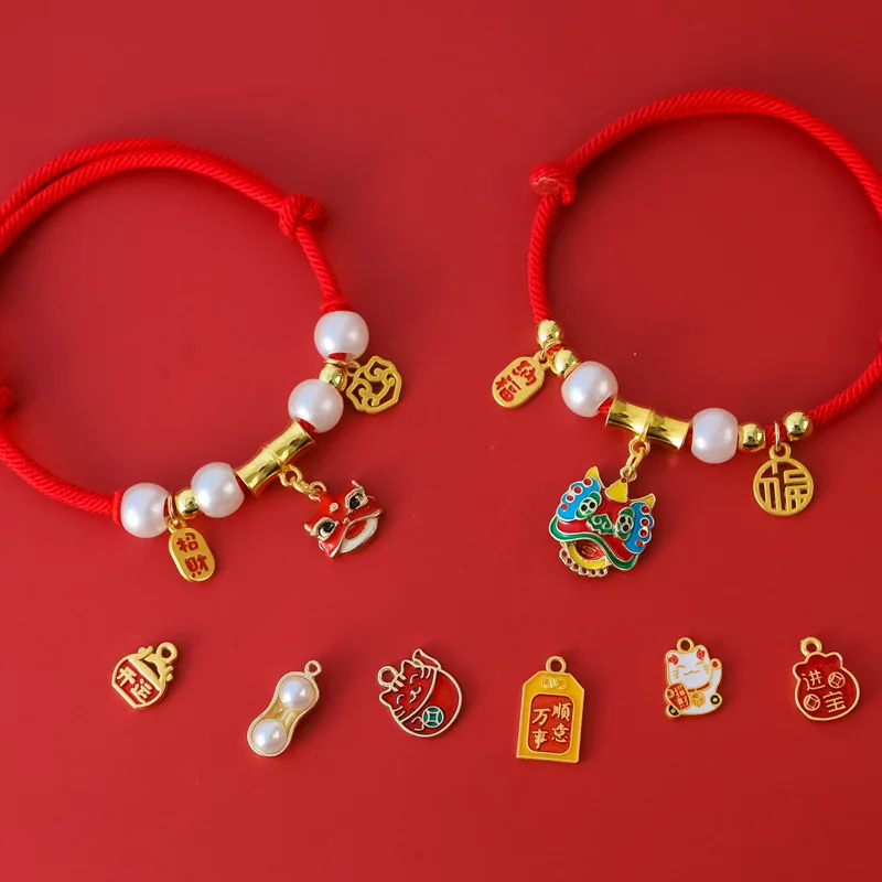 Collar tejido rojo para gato con detalles de fortuna