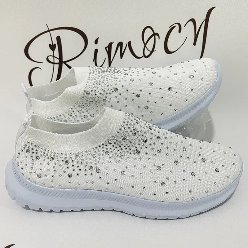 Vista de las zapatillas con diseño de malla transpirable