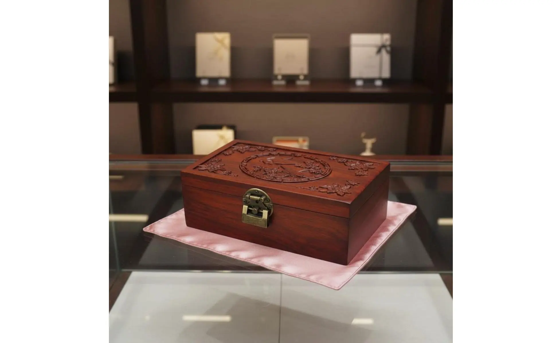 Caja decorativa tallada con motivos tradicionales
