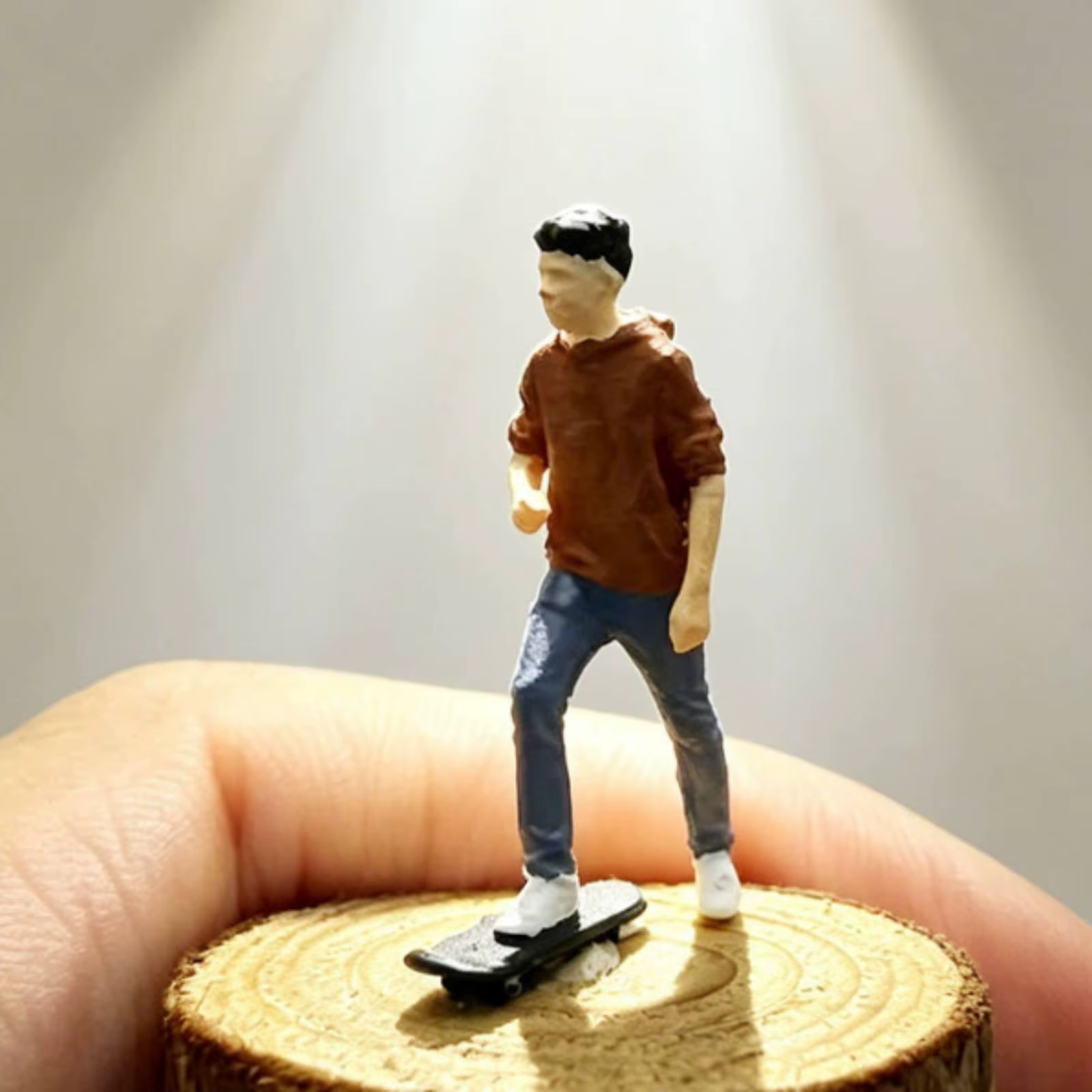 Figura Decorativa de Skater en Resina para Maquetas – Personaje Urbano Pintado a Mano - imagen 2
