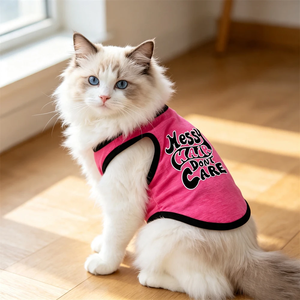 Colección de chalecos para gatos con diferentes estampados y colores disponibles