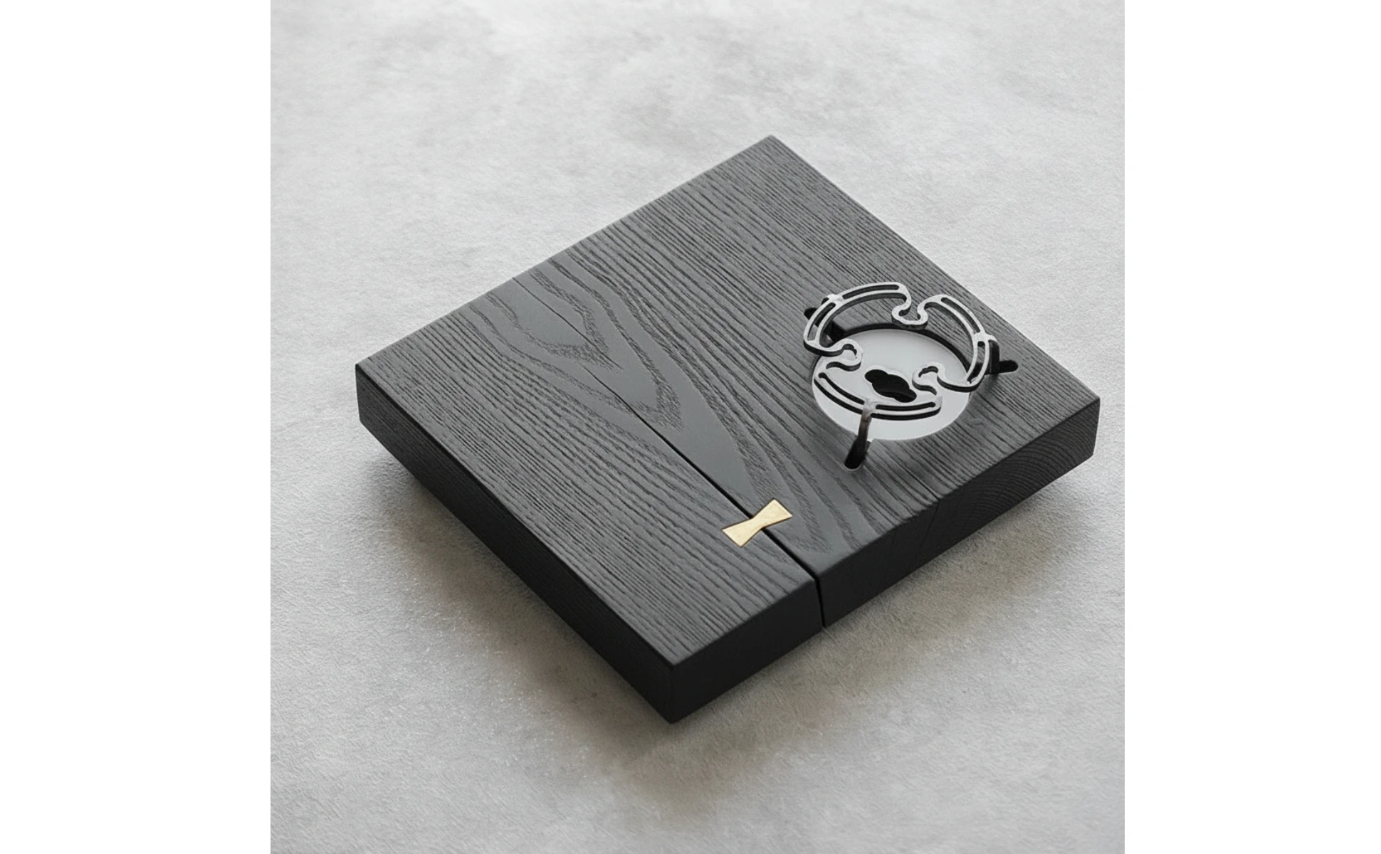 Bandeja de madera con abertura circular integrada para accesorios de té
