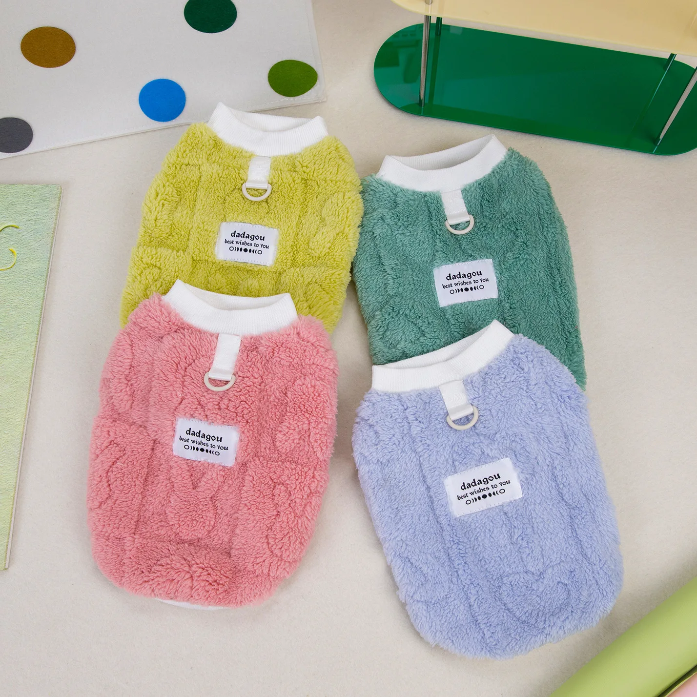 Detalle del cierre de velcro y costuras