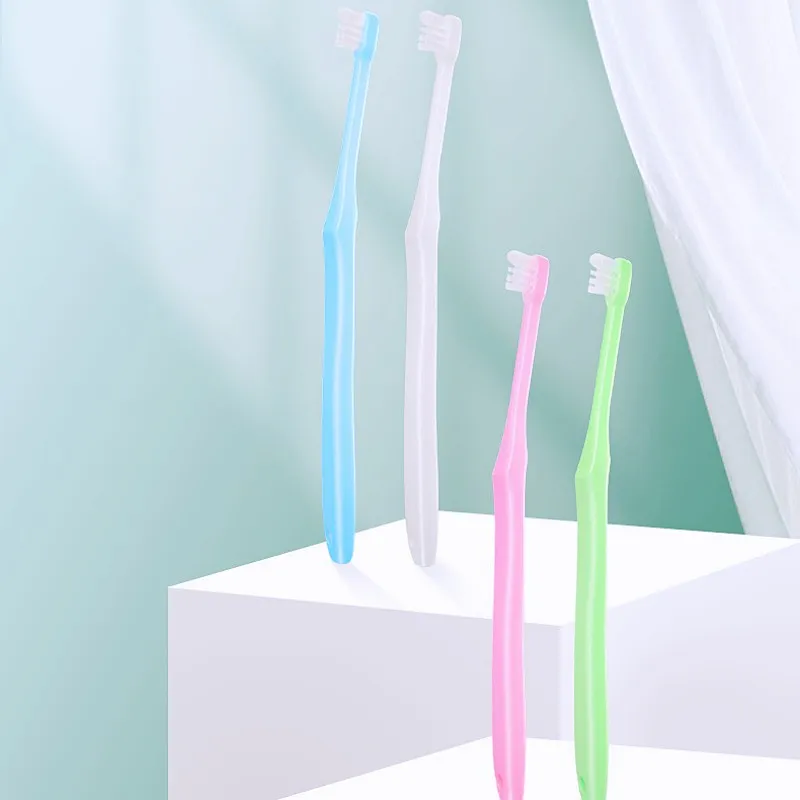 Cepillo de dientes para mascotas en uso