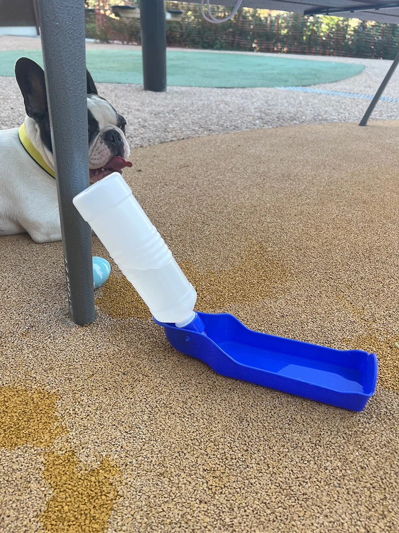 Botella abierta mostrando la taza para beber