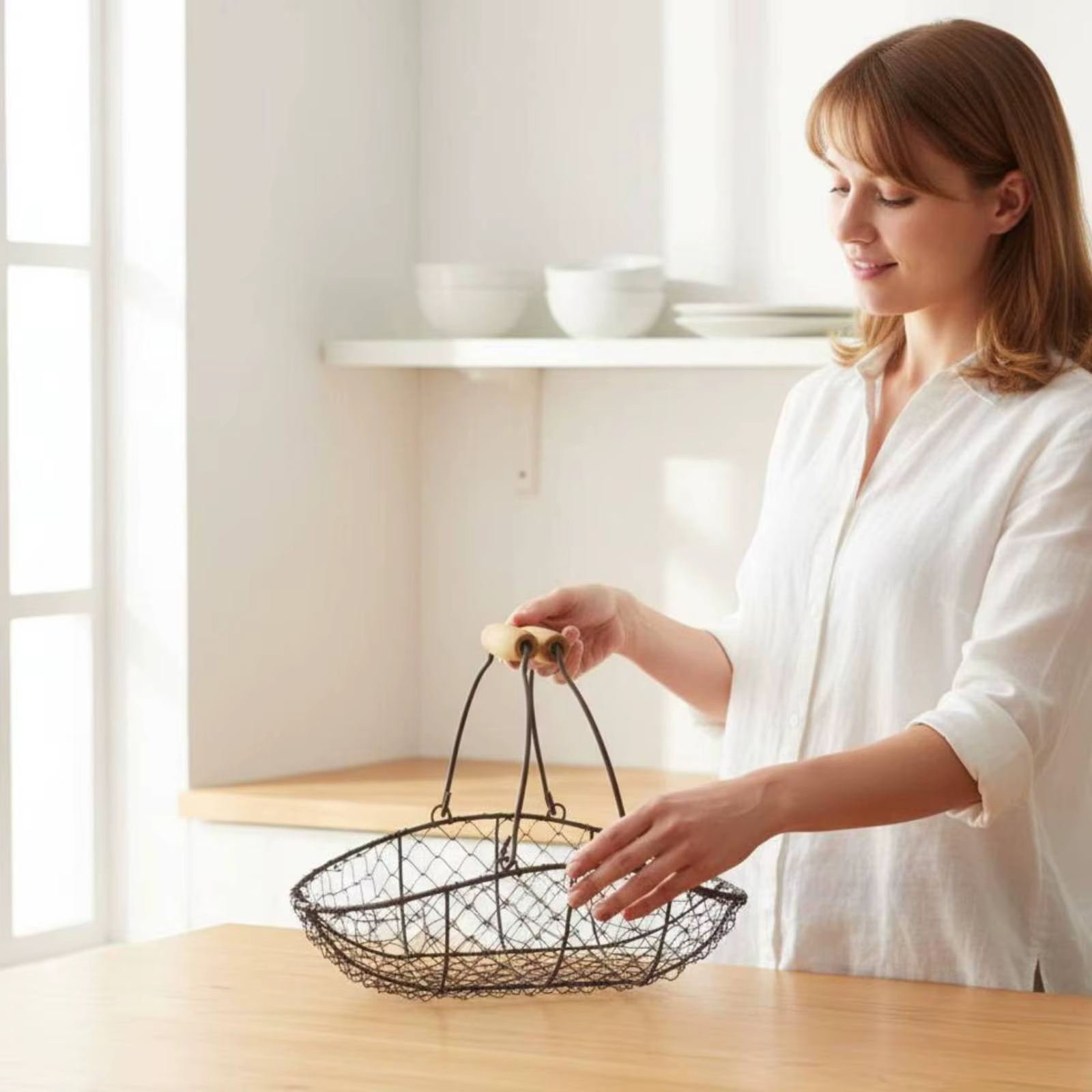 Cesta de malla metálica portátil con asas de madera para pájaros - imagen 4