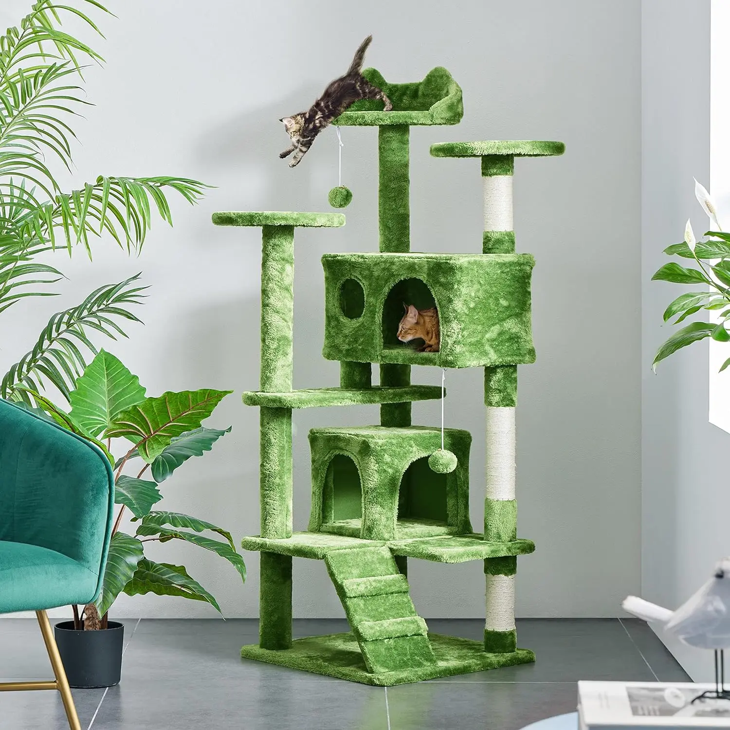 Torre verde para gatos en entorno doméstico